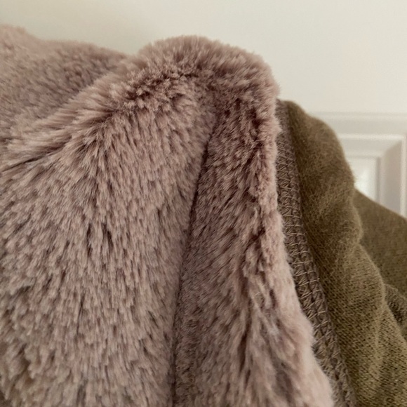 - UNIQLO Jacket - Picture 3 of 6